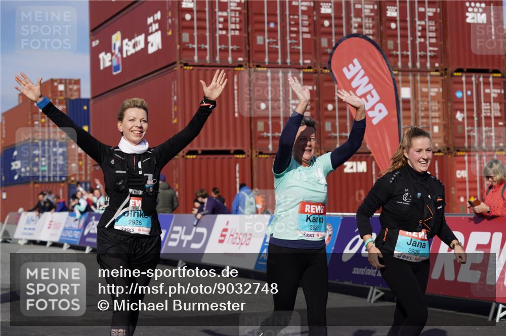 03.10.2025 - Köhlbrandbrückenlauf Michael Burmester http://msf.ph/oto/9032748 03.10.2025 10:40:12 Ziel 2926, 2927, 2928 meine-sportfotos.de