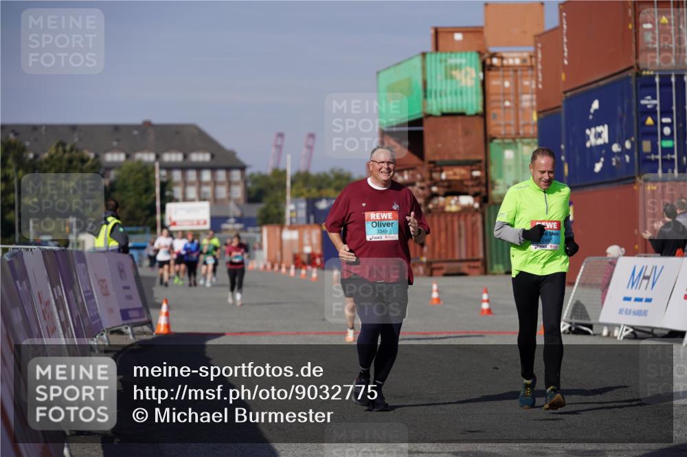03.10.2025 - Köhlbrandbrückenlauf Michael Burmester http://msf.ph/oto/9032775 03.10.2025 10:40:25 Ziel 2480, 3319, 3349 meine-sportfotos.de