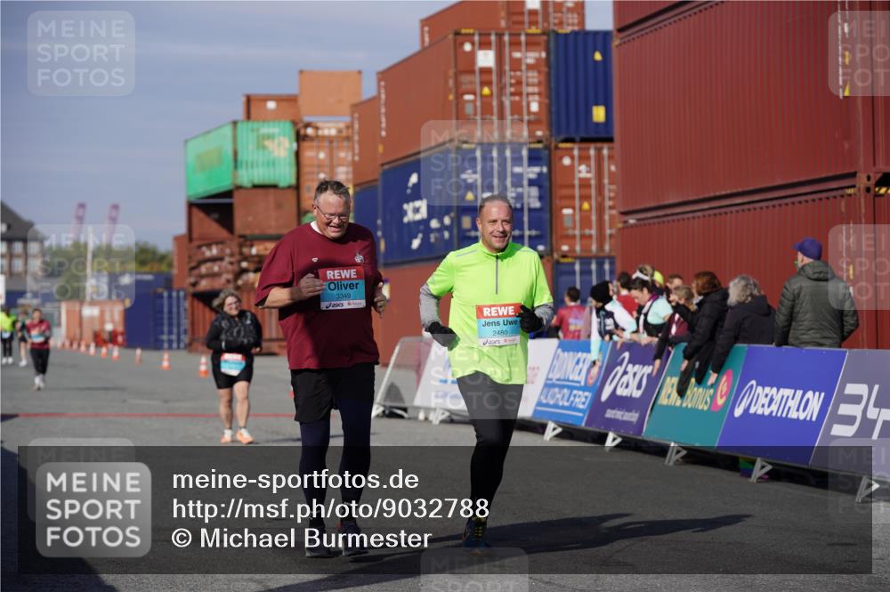 03.10.2025 - Köhlbrandbrückenlauf Michael Burmester http://msf.ph/oto/9032788 03.10.2025 10:40:27 Ziel 2480, 3319, 3349 meine-sportfotos.de