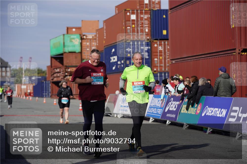 03.10.2025 - Köhlbrandbrückenlauf Michael Burmester http://msf.ph/oto/9032794 03.10.2025 10:40:27 Ziel 2480, 3319, 3349 meine-sportfotos.de