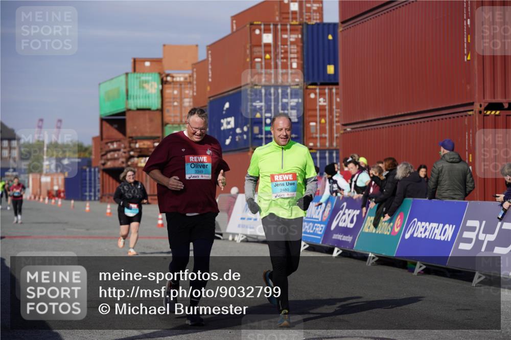 03.10.2025 - Köhlbrandbrückenlauf Michael Burmester http://msf.ph/oto/9032799 03.10.2025 10:40:27 Ziel 2480, 3319, 3349 meine-sportfotos.de