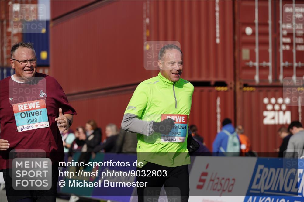 03.10.2025 - Köhlbrandbrückenlauf Michael Burmester http://msf.ph/oto/9032803 03.10.2025 10:40:29 Ziel 2480, 3319, 3349 meine-sportfotos.de