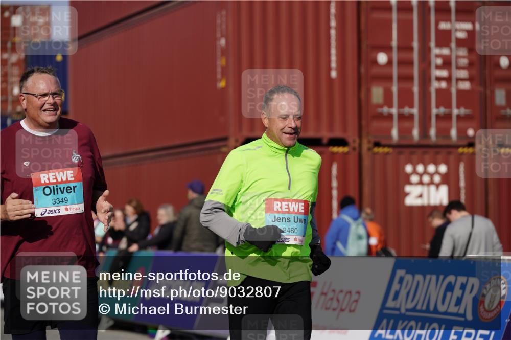 03.10.2025 - Köhlbrandbrückenlauf Michael Burmester http://msf.ph/oto/9032807 03.10.2025 10:40:29 Ziel 2480, 3319, 3349 meine-sportfotos.de