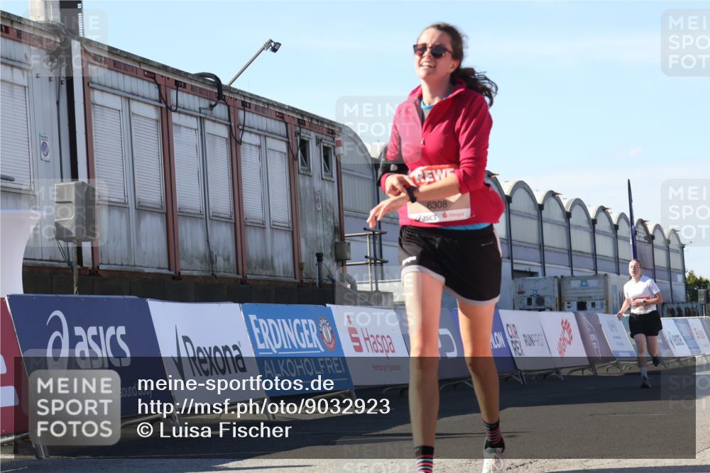 03.10.2025 - Köhlbrandbrückenlauf Luisa Fischer http://msf.ph/oto/9032923 03.10.2025 13:09:46 Ziel 4262, 4502, 4614, 4625, 5520, 5907, 5941, 6308, 6379, 6659, 6803 meine-sportfotos.de
