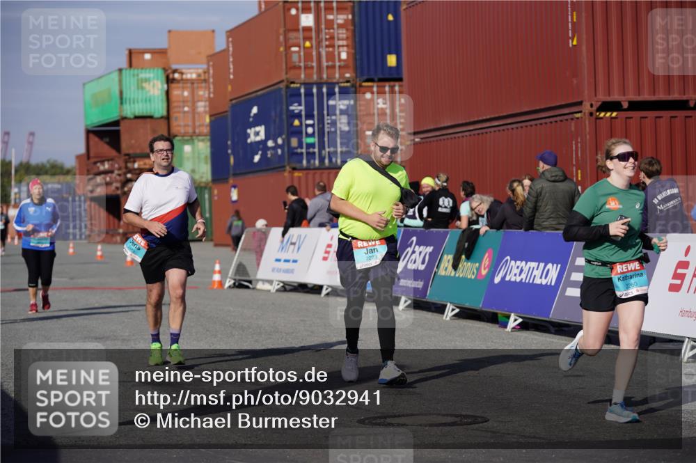 03.10.2025 - Köhlbrandbrückenlauf Michael Burmester http://msf.ph/oto/9032941 03.10.2025 10:40:53 Ziel 1518, 1981, 2223, 2260, 2485, 3080 meine-sportfotos.de