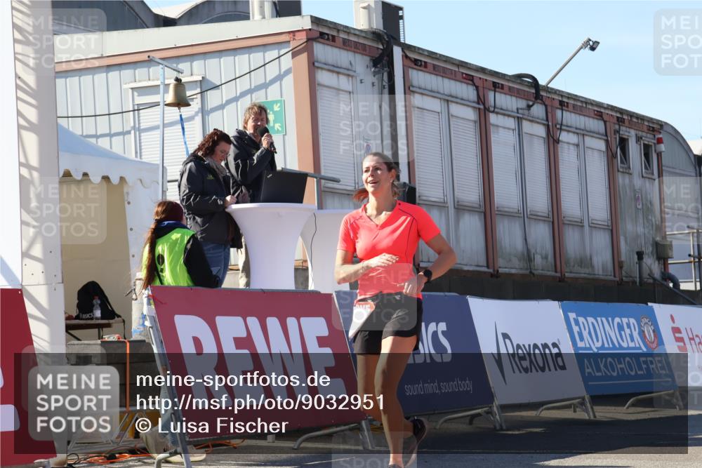 03.10.2025 - Köhlbrandbrückenlauf Luisa Fischer http://msf.ph/oto/9032951 03.10.2025 13:09:55 Ziel 4260, 4625, 4718, 4837, 4929, 5520, 5763, 5941, 6308, 6659, 6750 meine-sportfotos.de