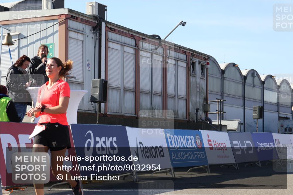 03.10.2025 - Köhlbrandbrückenlauf Luisa Fischer http://msf.ph/oto/9032954 03.10.2025 13:09:55 Ziel 4260, 4625, 4718, 4837, 4929, 5520, 5763, 5941, 6308, 6659, 6750 meine-sportfotos.de