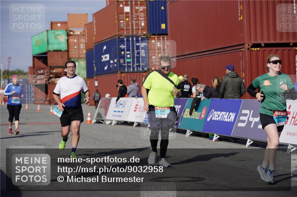 03.10.2025 - Köhlbrandbrückenlauf Michael Burmester http://msf.ph/oto/9032958 03.10.2025 10:40:53 Ziel 1518, 1981, 2223, 2260, 2485, 3080 meine-sportfotos.de