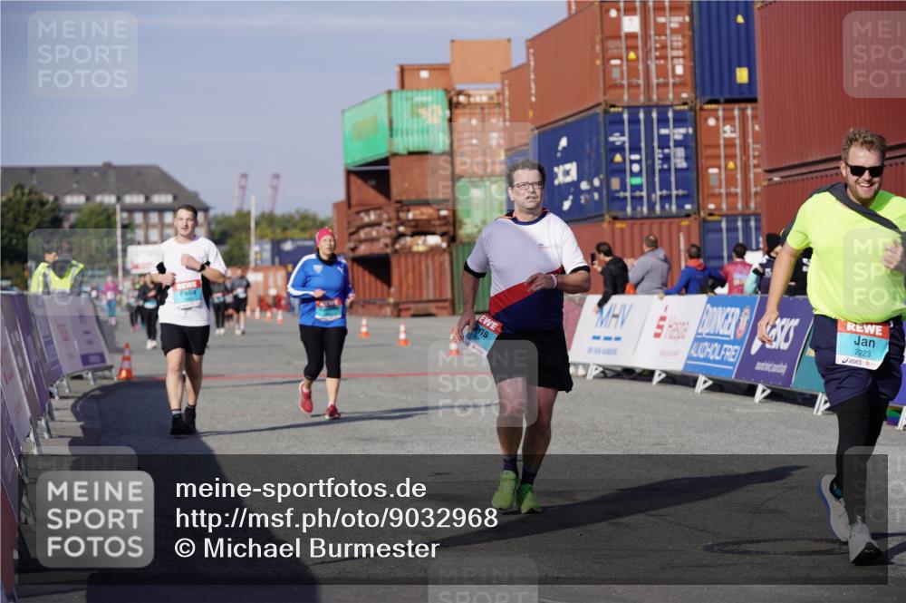 03.10.2025 - Köhlbrandbrückenlauf Michael Burmester http://msf.ph/oto/9032968 03.10.2025 10:40:54 Ziel 1518, 1981, 2223, 2260, 2485, 3080 meine-sportfotos.de
