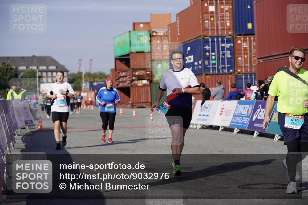 03.10.2025 - Köhlbrandbrückenlauf Michael Burmester http://msf.ph/oto/9032976 03.10.2025 10:40:54 Ziel 1518, 1981, 2223, 2260, 2485, 3080 meine-sportfotos.de