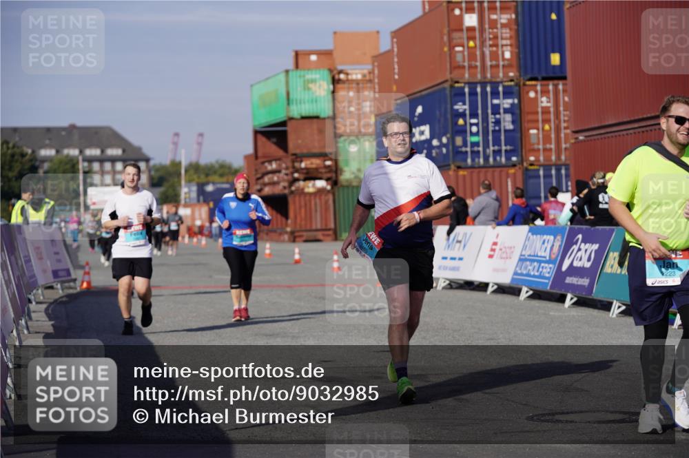 03.10.2025 - Köhlbrandbrückenlauf Michael Burmester http://msf.ph/oto/9032985 03.10.2025 10:40:54 Ziel 1518, 1981, 2223, 2260, 2485, 3080 meine-sportfotos.de