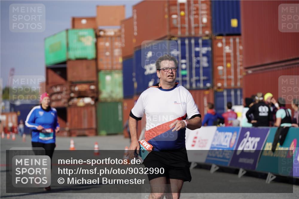 03.10.2025 - Köhlbrandbrückenlauf Michael Burmester http://msf.ph/oto/9032990 03.10.2025 10:40:55 Ziel 1518, 1981, 2223, 2260, 2485, 3080 meine-sportfotos.de