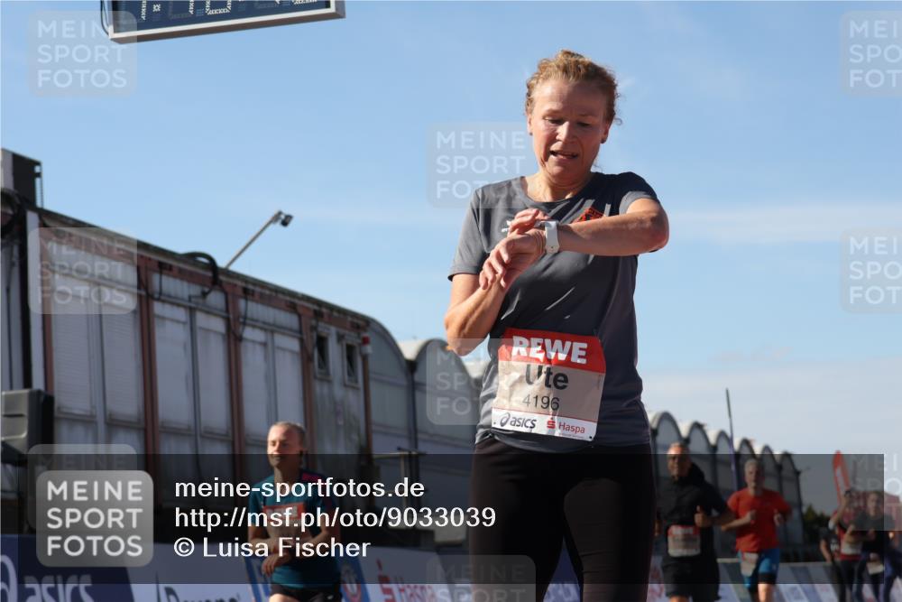 03.10.2025 - Köhlbrandbrückenlauf Luisa Fischer http://msf.ph/oto/9033039 03.10.2025 13:10:09 Ziel 4196, 4343, 4573, 4683, 4730, 4787, 4822, 4929, 5977, 6083, 6111, 6428, 6432, 6764, 6813 meine-sportfotos.de