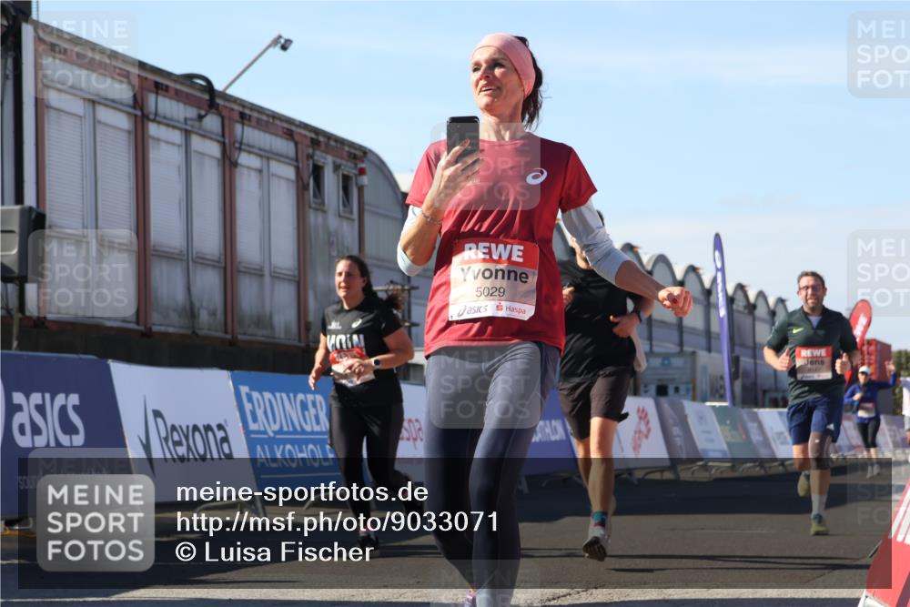 03.10.2025 - Köhlbrandbrückenlauf Luisa Fischer http://msf.ph/oto/9033071 03.10.2025 13:10:16 Ziel 4147, 4196, 4343, 4364, 4573, 4683, 4730, 4822, 5029, 5977, 6111, 6587, 6813 meine-sportfotos.de