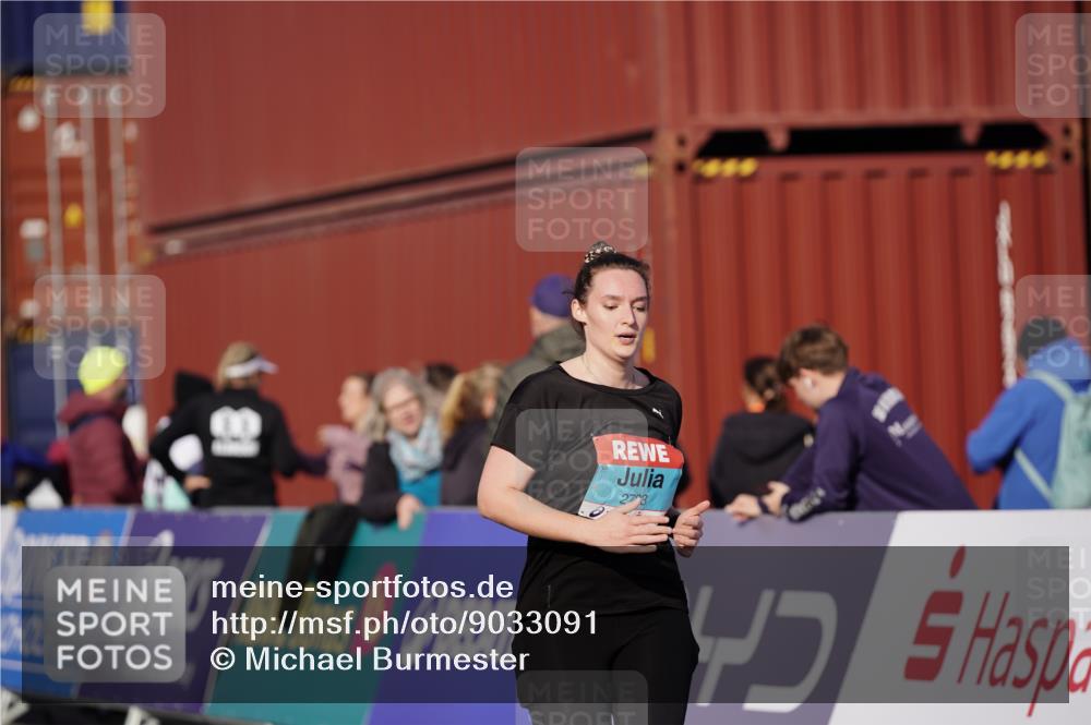 03.10.2025 - Köhlbrandbrückenlauf Michael Burmester http://msf.ph/oto/9033091 03.10.2025 10:41:08 Ziel 2723, 3373, 3374 meine-sportfotos.de