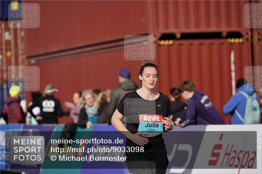 03.10.2025 - Köhlbrandbrückenlauf Michael Burmester http://msf.ph/oto/9033098 03.10.2025 10:41:08 Ziel 2723, 3373, 3374 meine-sportfotos.de