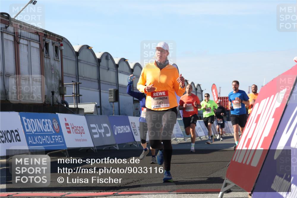 03.10.2025 - Köhlbrandbrückenlauf Luisa Fischer http://msf.ph/oto/9033116 03.10.2025 13:10:22 Ziel 4147, 4343, 4364, 4479, 4683, 4710, 4711, 4774, 4822, 5029, 6294, 6587, 6781, 6782 meine-sportfotos.de