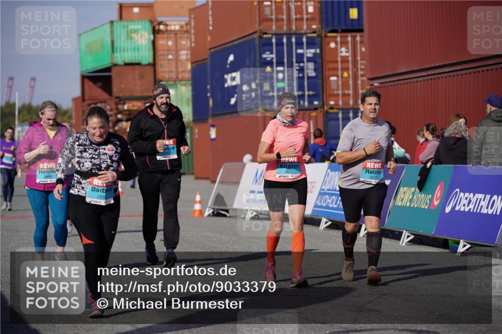 03.10.2025 - Köhlbrandbrückenlauf Michael Burmester http://msf.ph/oto/9033379 03.10.2025 10:41:28 Ziel 2307, 2555, 2612, 2613, 2666, 3517 meine-sportfotos.de