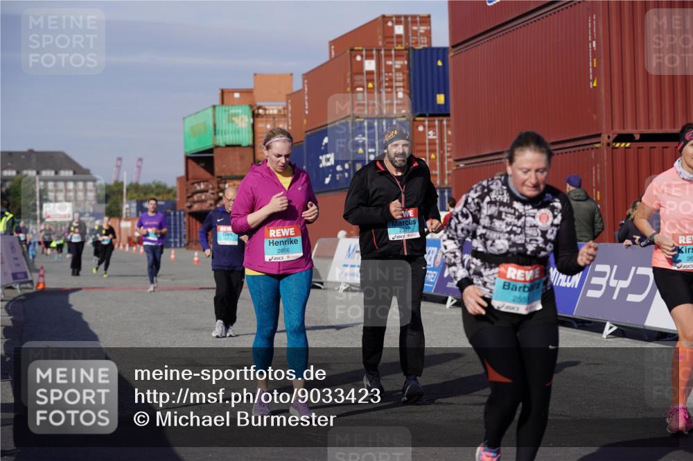 03.10.2025 - Köhlbrandbrückenlauf Michael Burmester http://msf.ph/oto/9033423 03.10.2025 10:41:31 Ziel 2307, 2612, 2613, 2666, 3517 meine-sportfotos.de