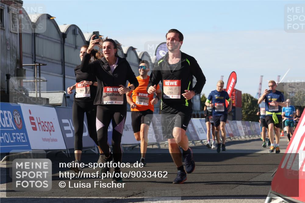 03.10.2025 - Köhlbrandbrückenlauf Luisa Fischer http://msf.ph/oto/9033462 03.10.2025 13:11:13 Ziel 4135, 4521, 5218, 5258, 5522, 6272, 6572, 6685, 6686, 6727, 6751 meine-sportfotos.de
