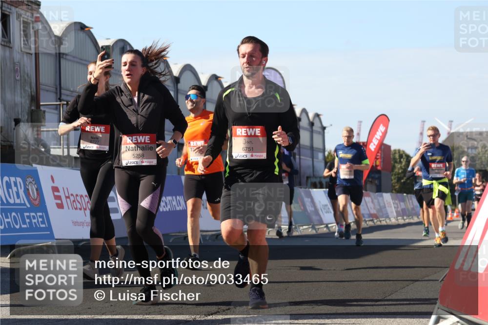 03.10.2025 - Köhlbrandbrückenlauf Luisa Fischer http://msf.ph/oto/9033465 03.10.2025 13:11:13 Ziel 4135, 4521, 5218, 5258, 5522, 6272, 6572, 6685, 6686, 6727, 6751 meine-sportfotos.de