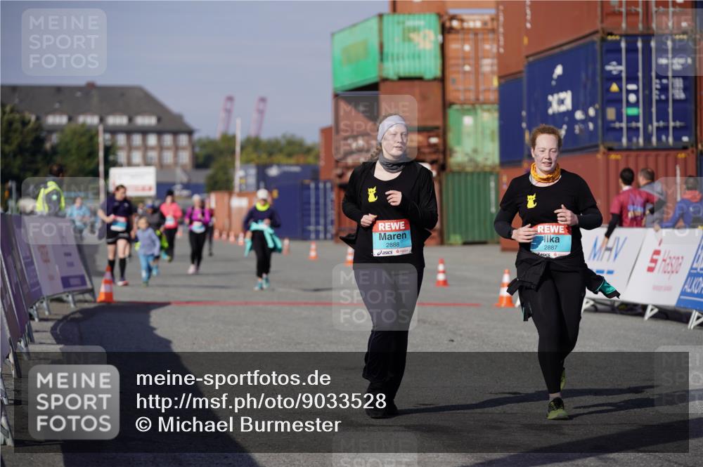 03.10.2025 - Köhlbrandbrückenlauf Michael Burmester http://msf.ph/oto/9033528 03.10.2025 10:41:43 Ziel 2887, 2888, 2988 meine-sportfotos.de