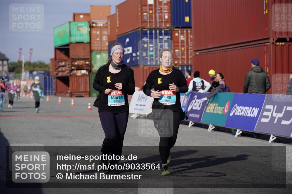 03.10.2025 - Köhlbrandbrückenlauf Michael Burmester http://msf.ph/oto/9033564 03.10.2025 10:41:45 Ziel 2887, 2888 meine-sportfotos.de
