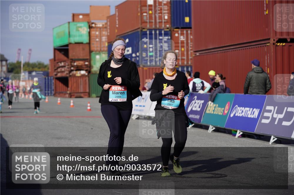 03.10.2025 - Köhlbrandbrückenlauf Michael Burmester http://msf.ph/oto/9033572 03.10.2025 10:41:45 Ziel 2887, 2888 meine-sportfotos.de