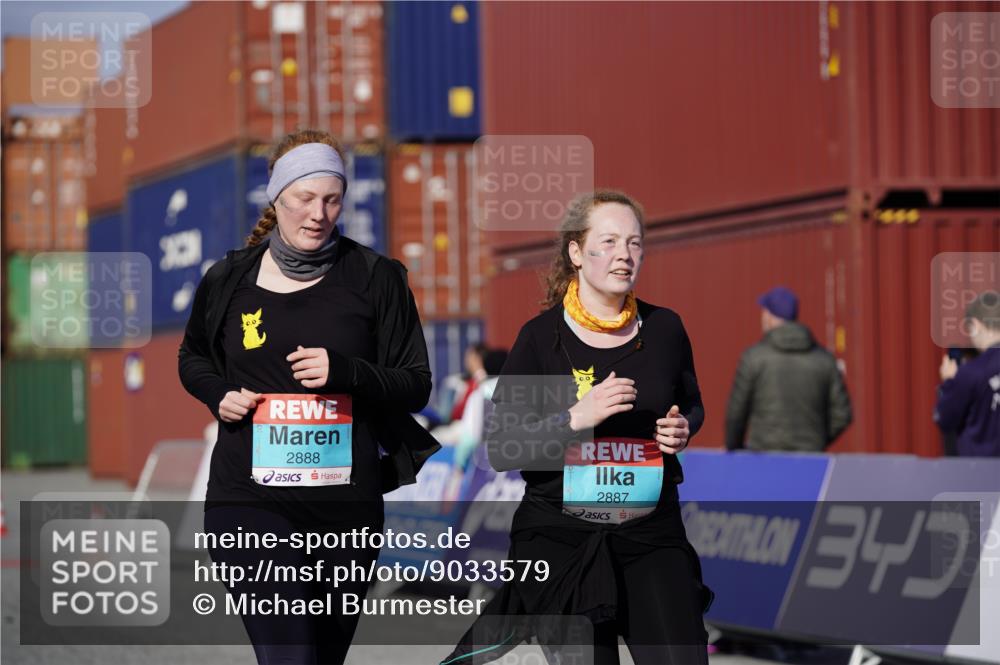 03.10.2025 - Köhlbrandbrückenlauf Michael Burmester http://msf.ph/oto/9033579 03.10.2025 10:41:45 Ziel 2887, 2888 meine-sportfotos.de