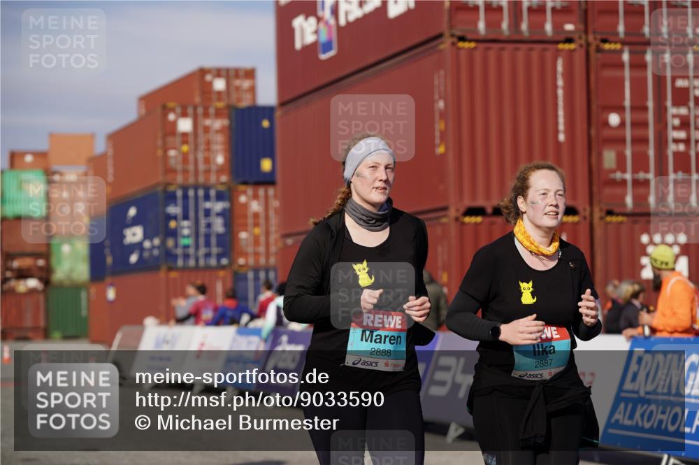 03.10.2025 - Köhlbrandbrückenlauf Michael Burmester http://msf.ph/oto/9033590 03.10.2025 10:41:46 Ziel 2887, 2888 meine-sportfotos.de