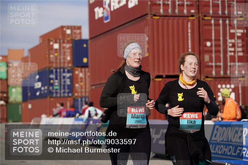 03.10.2025 - Köhlbrandbrückenlauf Michael Burmester http://msf.ph/oto/9033597 03.10.2025 10:41:47 Ziel 2887, 2888 meine-sportfotos.de