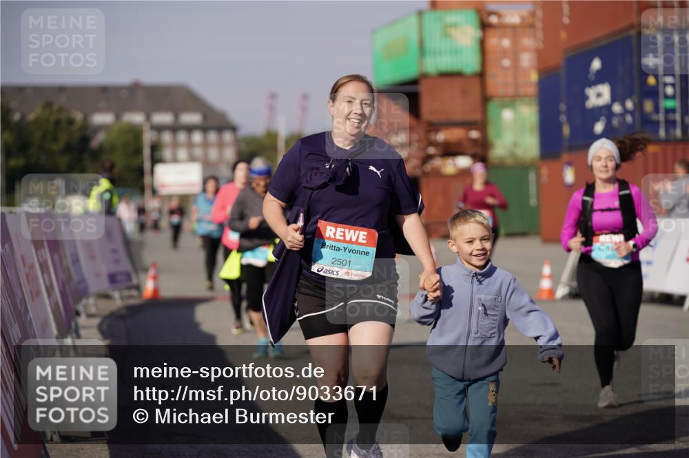 03.10.2025 - Köhlbrandbrückenlauf Michael Burmester http://msf.ph/oto/9033671 03.10.2025 10:41:59 Ziel 2429, 2488, 2501, 2531, 2603, 3284 meine-sportfotos.de
