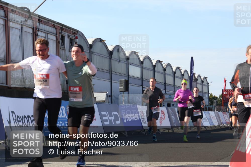 03.10.2025 - Köhlbrandbrückenlauf Luisa Fischer http://msf.ph/oto/9033766 03.10.2025 13:12:08 Ziel 4176, 4305, 4369, 4468, 4470, 4474, 5644, 5856, 5910, 5911, 5927, 6098, 6121, 6184, 6185 meine-sportfotos.de