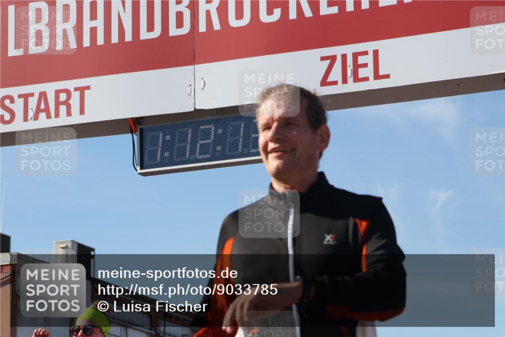 03.10.2025 - Köhlbrandbrückenlauf Luisa Fischer http://msf.ph/oto/9033785 03.10.2025 13:12:12 Ziel 4176, 4305, 4369, 4468, 4470, 4474, 4656, 5644, 5856, 5927, 6098, 6121, 6184, 6185, 6565, 6566 meine-sportfotos.de