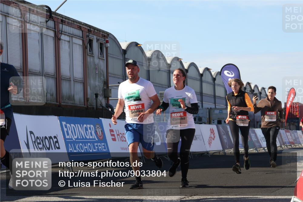 03.10.2025 - Köhlbrandbrückenlauf Luisa Fischer http://msf.ph/oto/9033804 03.10.2025 13:12:16 Ziel 4266, 4305, 4369, 4468, 4470, 4474, 4656, 5062, 5644, 6098, 6121, 6185, 6565, 6566 meine-sportfotos.de
