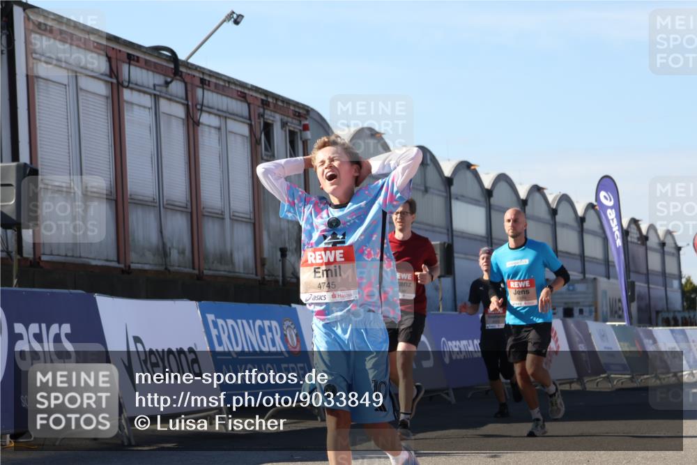 03.10.2025 - Köhlbrandbrückenlauf Luisa Fischer http://msf.ph/oto/9033849 03.10.2025 13:12:26 Ziel 4189, 4266, 4638, 4656, 4700, 4745, 4908, 4973, 5062, 6565, 6566 meine-sportfotos.de