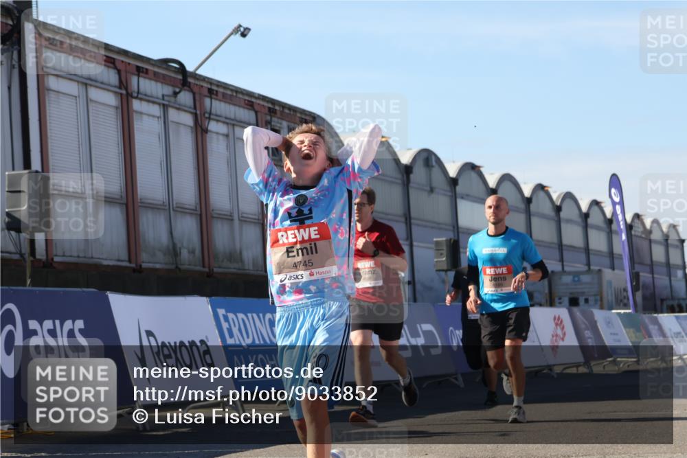 03.10.2025 - Köhlbrandbrückenlauf Luisa Fischer http://msf.ph/oto/9033852 03.10.2025 13:12:26 Ziel 4189, 4266, 4638, 4656, 4700, 4745, 4908, 4973, 5062, 6565, 6566 meine-sportfotos.de