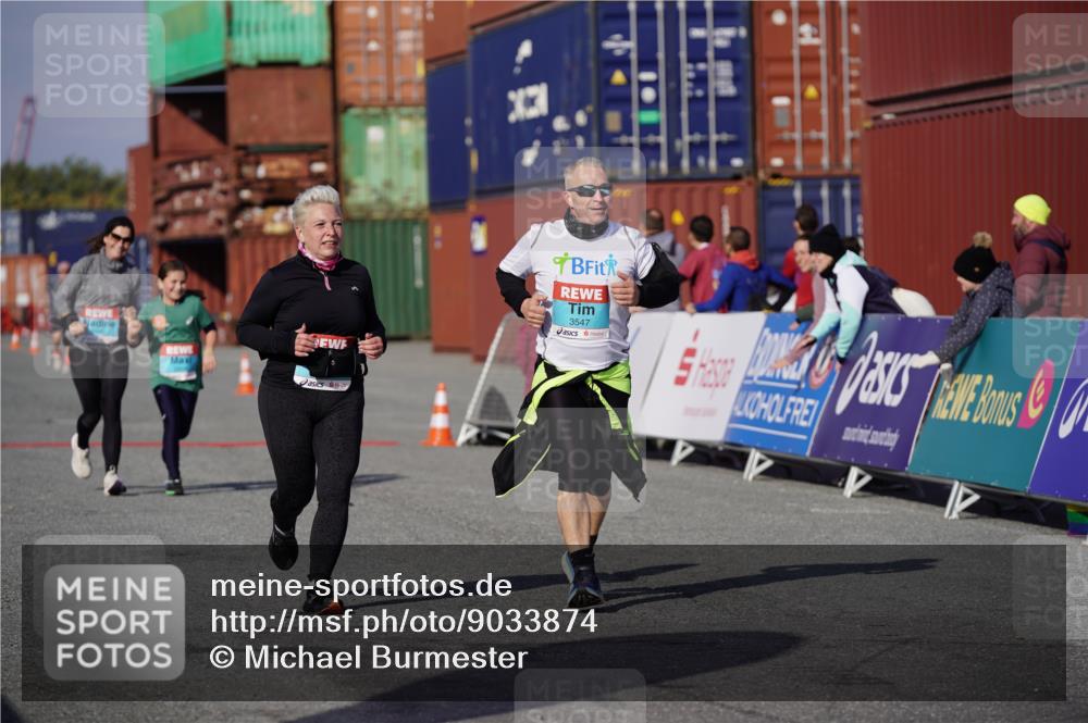 03.10.2025 - Köhlbrandbrückenlauf Michael Burmester http://msf.ph/oto/9033874 03.10.2025 10:42:24 Ziel 2898, 2899, 3547, 3548 meine-sportfotos.de