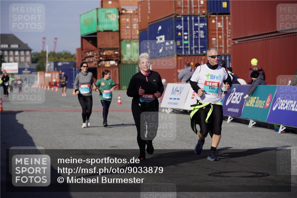 03.10.2025 - Köhlbrandbrückenlauf Michael Burmester http://msf.ph/oto/9033879 03.10.2025 10:42:25 Ziel 2898, 2899, 3547, 3548 meine-sportfotos.de