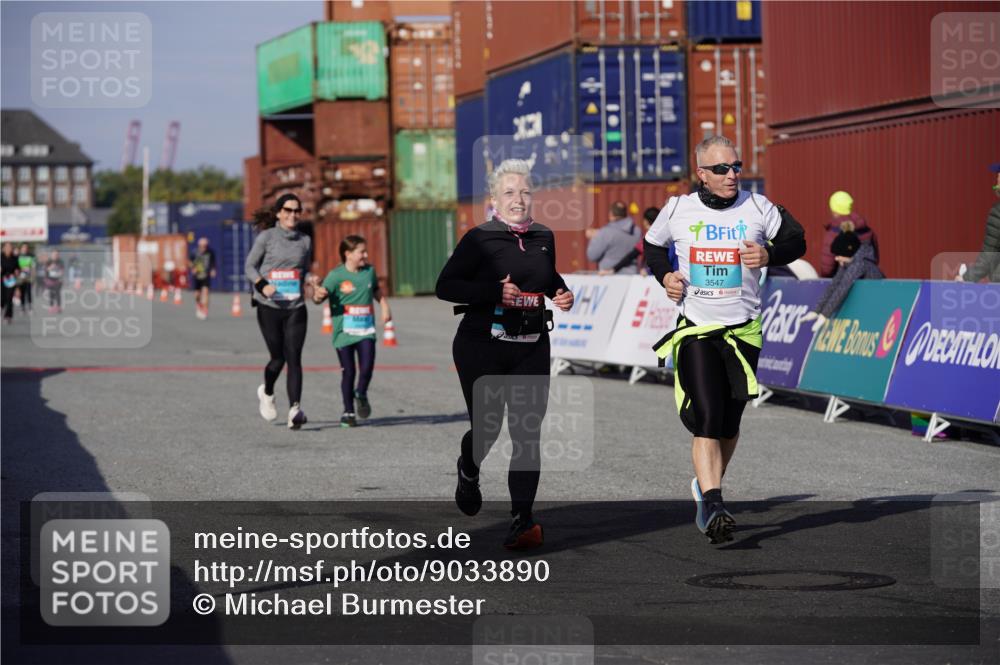 03.10.2025 - Köhlbrandbrückenlauf Michael Burmester http://msf.ph/oto/9033890 03.10.2025 10:42:25 Ziel 2898, 2899, 3547, 3548 meine-sportfotos.de