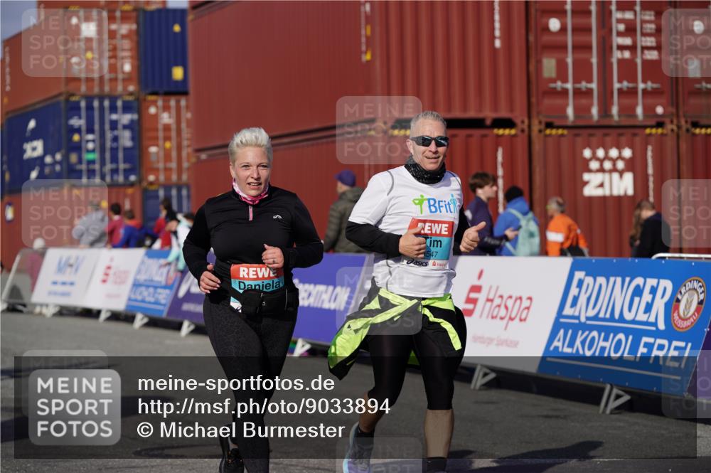 03.10.2025 - Köhlbrandbrückenlauf Michael Burmester http://msf.ph/oto/9033894 03.10.2025 10:42:27 Ziel 2898, 2899, 3547, 3548 meine-sportfotos.de