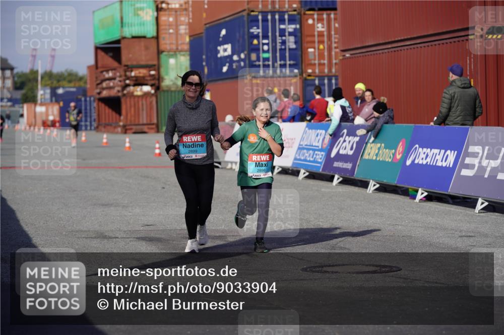 03.10.2025 - Köhlbrandbrückenlauf Michael Burmester http://msf.ph/oto/9033904 03.10.2025 10:42:28 Ziel 2898, 2899, 3547, 3548 meine-sportfotos.de
