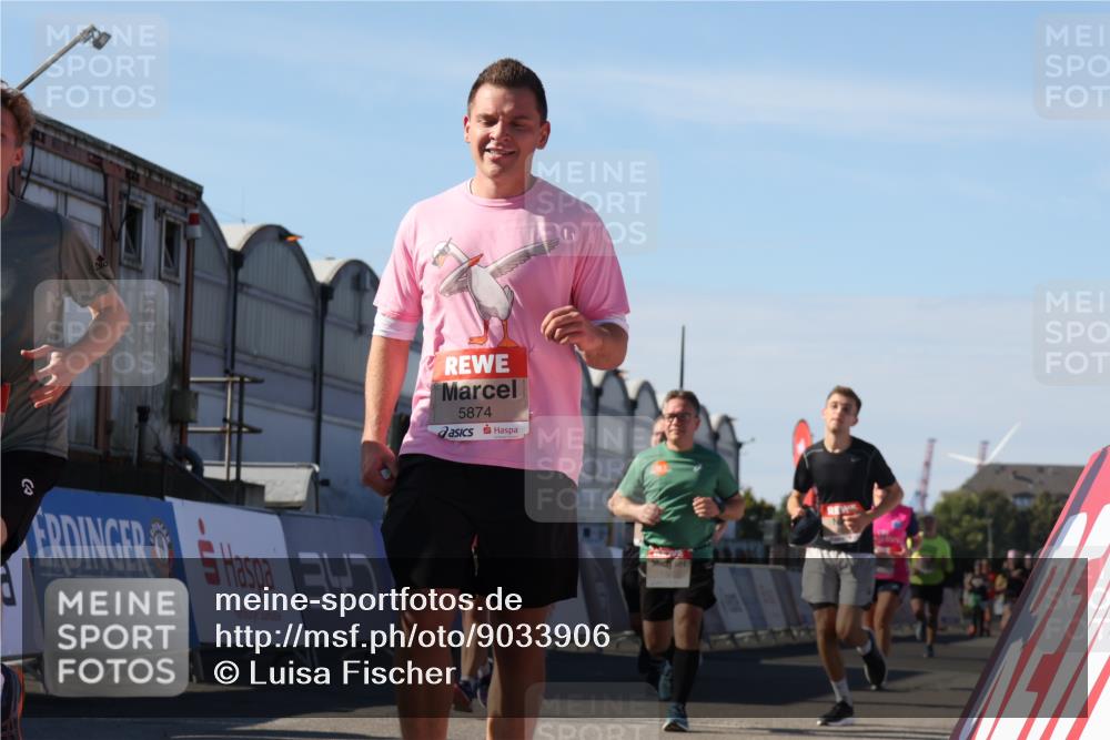 03.10.2025 - Köhlbrandbrückenlauf Luisa Fischer http://msf.ph/oto/9033906 03.10.2025 13:12:40 Ziel 4048, 4391, 4392, 4527, 4609, 4700, 4855, 4858, 4864, 4873, 4973, 4975, 5874, 5916, 6466, 6588 meine-sportfotos.de