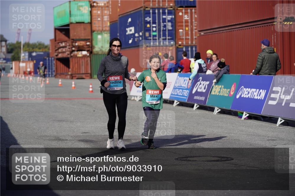 03.10.2025 - Köhlbrandbrückenlauf Michael Burmester http://msf.ph/oto/9033910 03.10.2025 10:42:28 Ziel 2898, 2899, 3547, 3548 meine-sportfotos.de