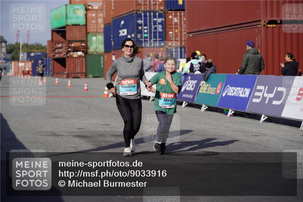 03.10.2025 - Köhlbrandbrückenlauf Michael Burmester http://msf.ph/oto/9033916 03.10.2025 10:42:29 Ziel 2898, 2899, 3547, 3548 meine-sportfotos.de