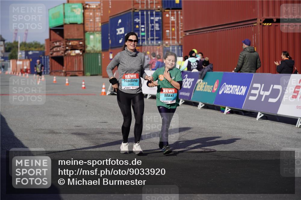 03.10.2025 - Köhlbrandbrückenlauf Michael Burmester http://msf.ph/oto/9033920 03.10.2025 10:42:29 Ziel 2898, 2899, 3547, 3548 meine-sportfotos.de