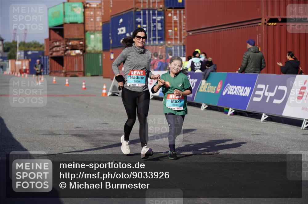 03.10.2025 - Köhlbrandbrückenlauf Michael Burmester http://msf.ph/oto/9033926 03.10.2025 10:42:29 Ziel 2898, 2899, 3547, 3548 meine-sportfotos.de