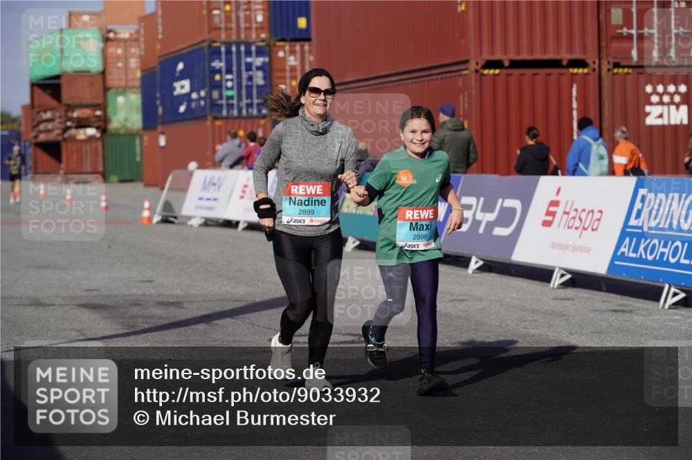 03.10.2025 - Köhlbrandbrückenlauf Michael Burmester http://msf.ph/oto/9033932 03.10.2025 10:42:30 Ziel 2898, 2899, 3547, 3548 meine-sportfotos.de