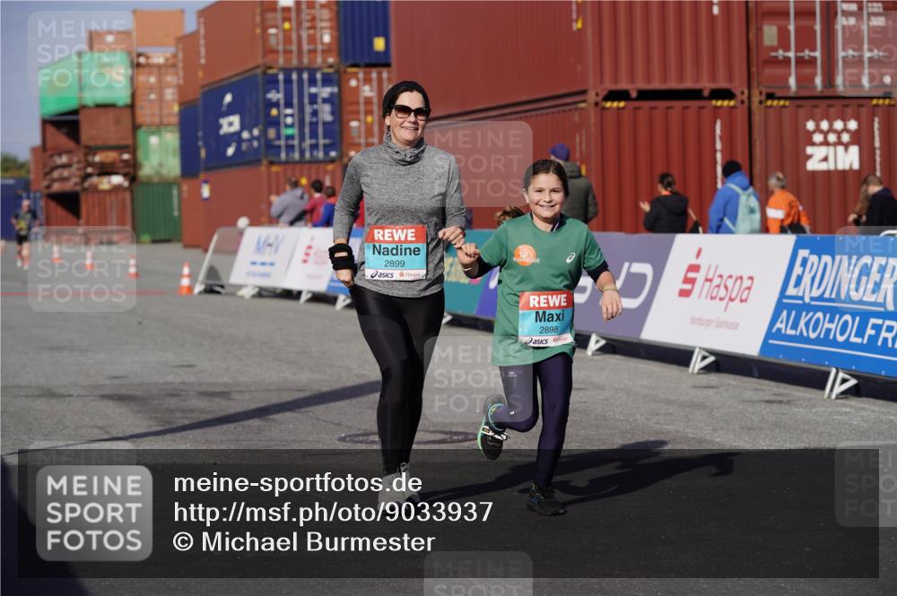 03.10.2025 - Köhlbrandbrückenlauf Michael Burmester http://msf.ph/oto/9033937 03.10.2025 10:42:30 Ziel 2898, 2899, 3547, 3548 meine-sportfotos.de