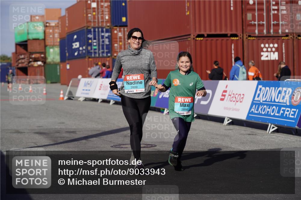 03.10.2025 - Köhlbrandbrückenlauf Michael Burmester http://msf.ph/oto/9033943 03.10.2025 10:42:30 Ziel 2898, 2899, 3547, 3548 meine-sportfotos.de